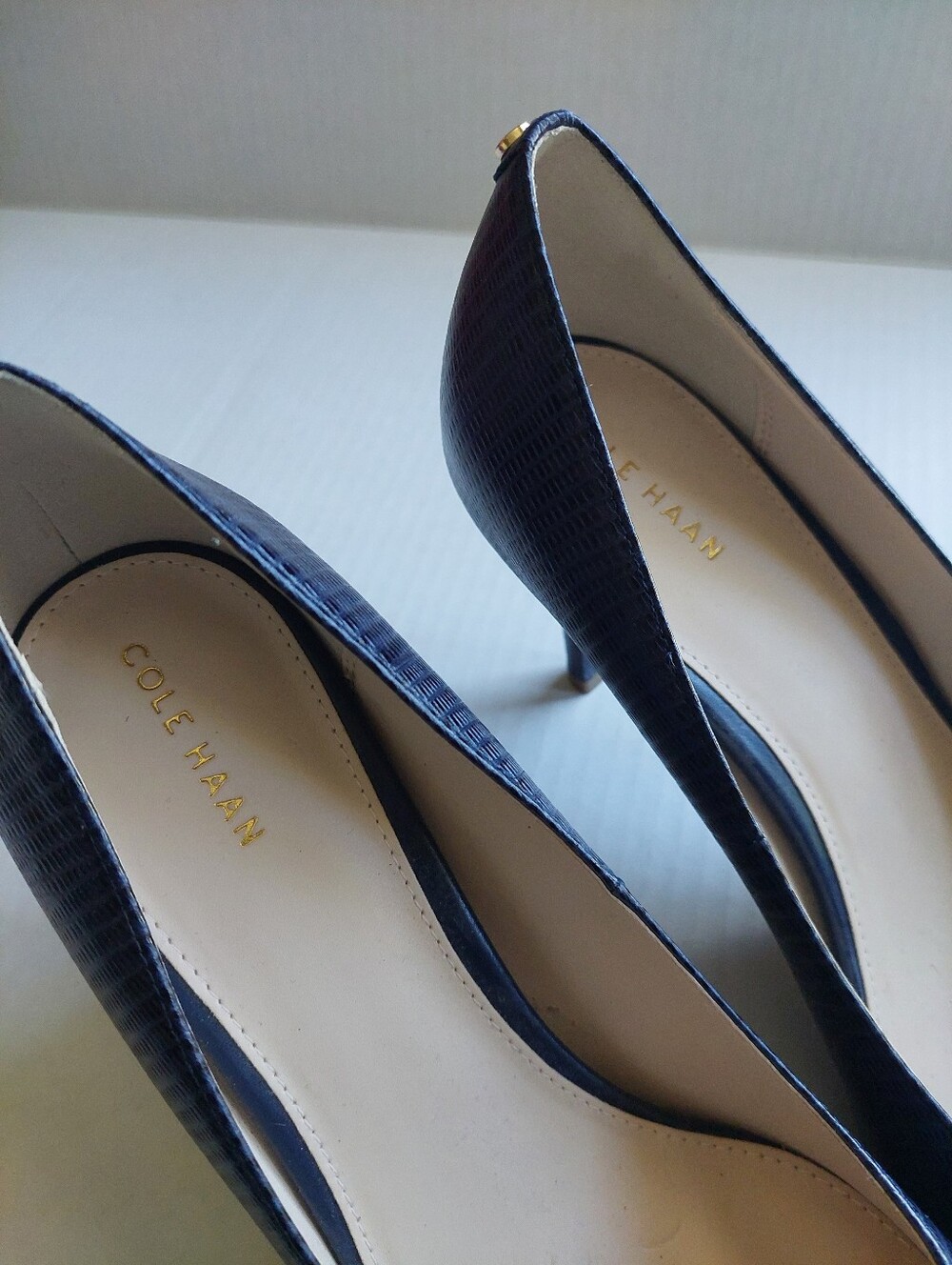 Like NEW Cole Haan High Heel Pumps Navy Blue Sz 10. ( D ) - Picture 2 of 6